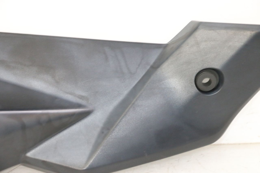 photo de TAMPA LATERAL DIREITA SOB O BANCO SUZUKI GSR 750 (2011 - 2017) - Marcações e referências