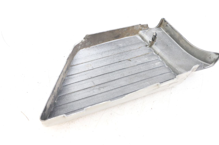 photo de TAMPA LATERAL DIREITA SOB O BANCO SUZUKI GSX E 250 (1982 - 1983) - Zoom do estado de desgaste