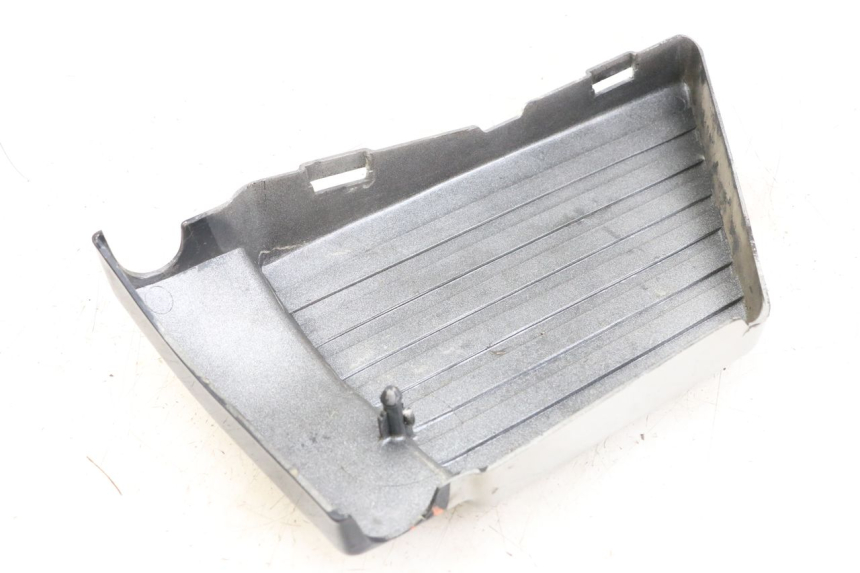 photo de TAMPA LATERAL DIREITA SOB O BANCO SUZUKI GSX E 250 (1982 - 1983) - Outro ângulo de visão