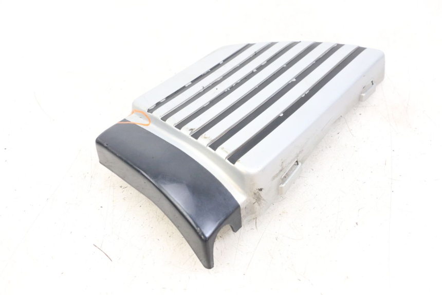 photo de TAMPA LATERAL DIREITA SOB O BANCO SUZUKI GSX E 250 (1982 - 1983) - Ampliação técnica