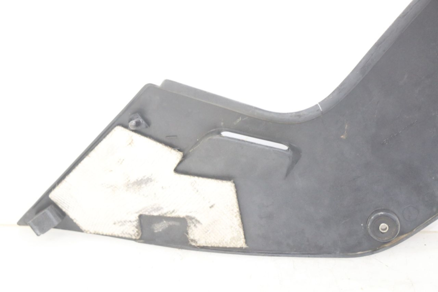 photo de TAMPA LATERAL DIREITA SOB O BANCO SUZUKI GSX-F GSX  F 1100 (1988 - 1994) - Detalhe da peça