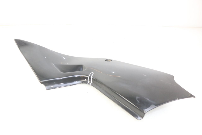 photo de TAMPA LATERAL DIREITA SOB O BANCO SUZUKI GSX-F GSX  F 1100 (1988 - 1994) - Pontos de fixação
