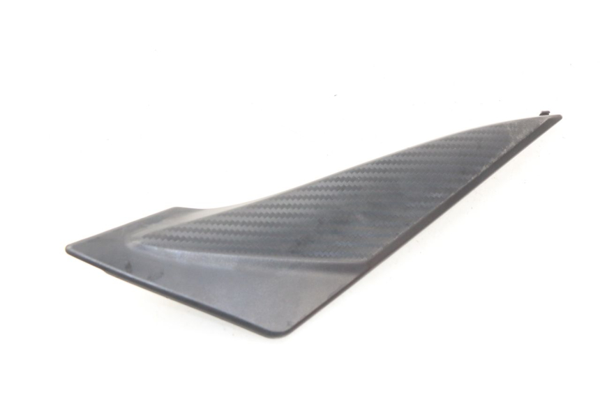 photo de TAMPA LATERAL DIREITA SOB O BANCO SUZUKI GSX-R GSXR 750 (2011 - 2016) - Detalhe da peça