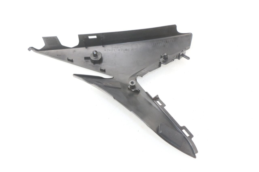 photo de TAMPA LATERAL DIREITA SOB O BANCO SUZUKI GSX-R GSXR K16 1000 (2012 - 2016) - Detalhe da peça