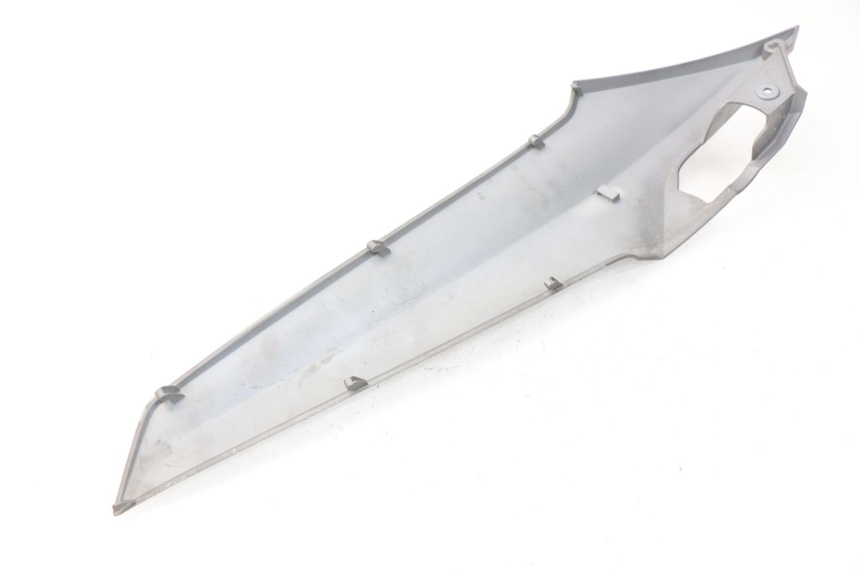 photo de TAMPA LATERAL DIREITA SOBRE O BANCO SYM GTS EFI ABS 125 (2012 - 2016) - Detalhe da peça