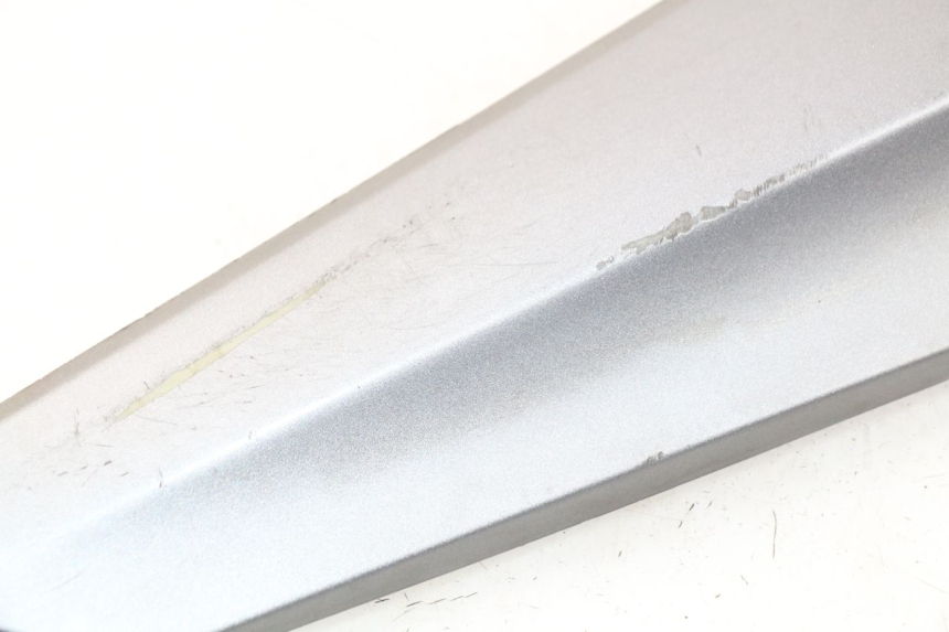 photo de TAMPA LATERAL DIREITA SOBRE O BANCO SYM GTS EFI ABS 125 (2012 - 2016) - Detalhe da peça