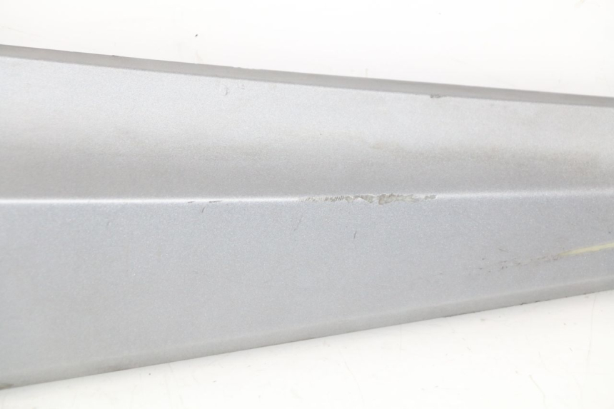 photo de TAMPA LATERAL DIREITA SOBRE O BANCO SYM GTS EFI ABS 125 (2012 - 2016) - Pontos de fixação