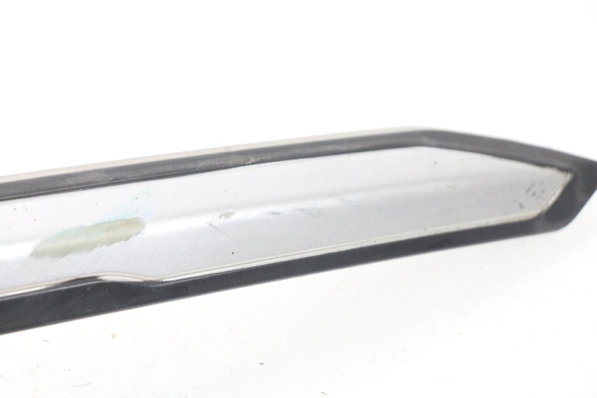 photo de TAMPA LATERAL DIREITA SOB O BANCO SYM GTS EVO 125 (2009 - 2013) - Detalhe da peça