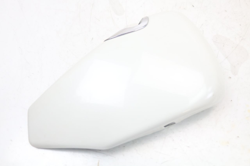 photo de TAMPA LATERAL DIREITA SOB O BANCO HARLEY DAVIDSON SPORTSTER XL CUSTOM 883 (1999 - 2006) - Ampliação técnica