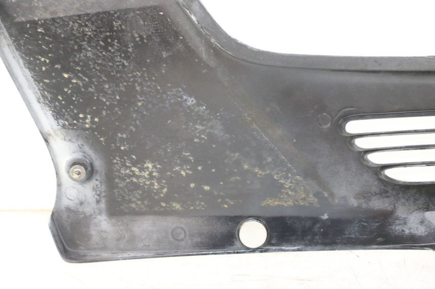 photo de TAMPA LATERAL DIREITA SOBRE O BANCO HONDA CBR F 1000 (1993 - 1996) - Outro ângulo de visão