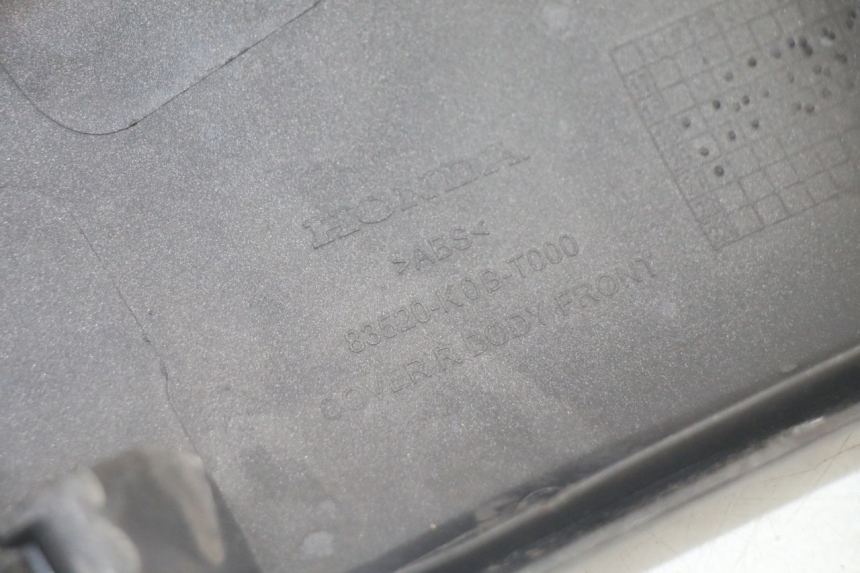 photo de TAMPA LATERAL DIREITA SOB O BANCO HONDA FORZA 125 (2021 - 2025) - Marcações e referências