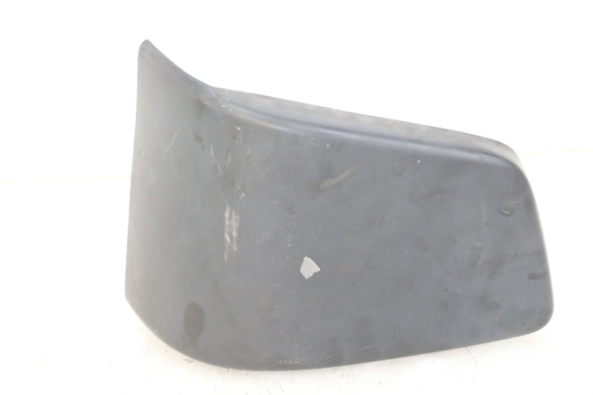 photo de TAMPA LATERAL DIREITA SOB O BANCO HONDA VT C2 SHADOW 750 (1997 - 2001) - Detalhe da peça