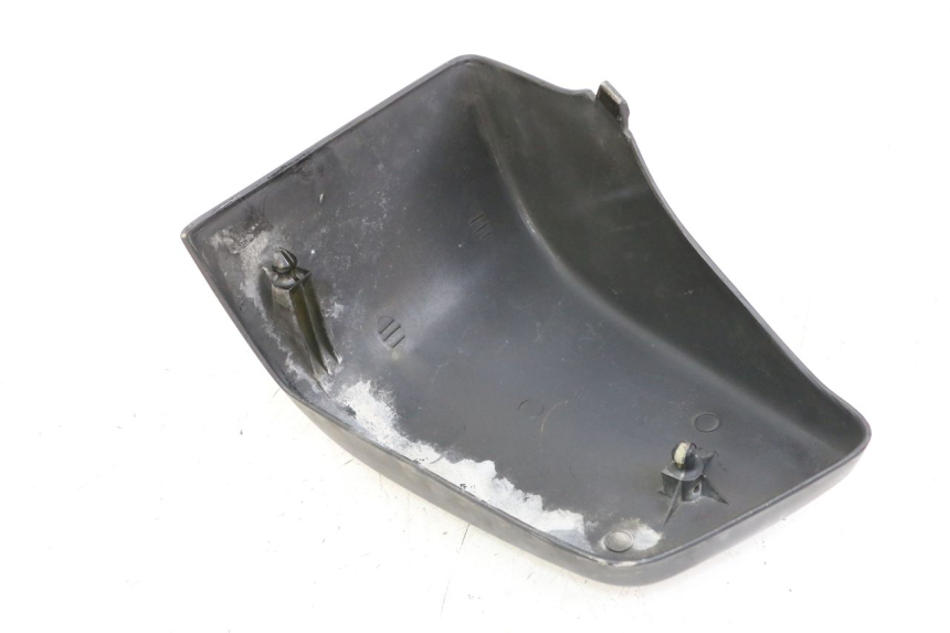 photo de TAMPA LATERAL DIREITA SOB O BANCO HONDA VT C2 SHADOW 750 (1997 - 2001) - Outro ângulo de visão