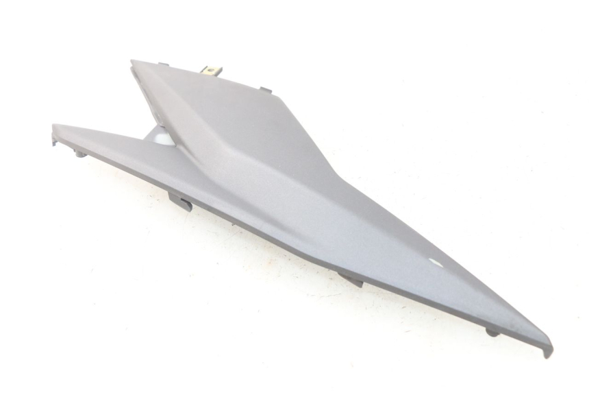 photo de TAMPA LATERAL DIREITA SOB O BANCO SYM JET 4 4T 50 (2018 - 2021) - Detalhe da peça