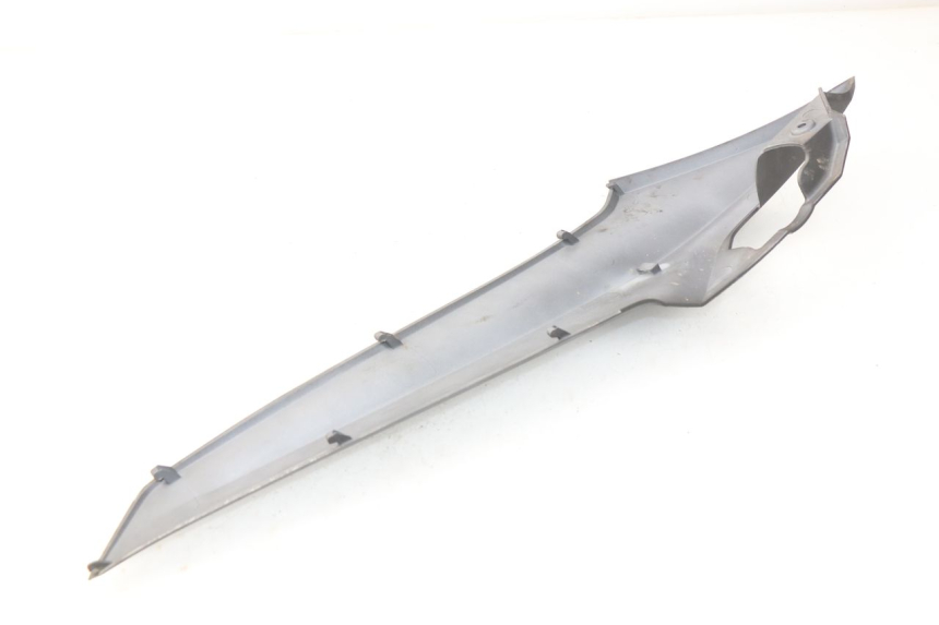 photo de TAMPA LATERAL DIREITA SOBRE O BANCO SYM JOYMAX 250 (2013 - 2017) - Detalhe da peça