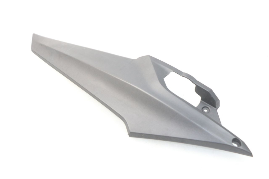 photo de TAMPA LATERAL DIREITA SOBRE O BANCO SYM JOYMAX 250 (2013 - 2017) - Ampliação técnica