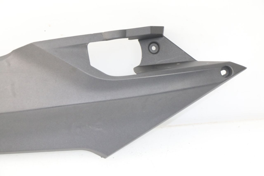 photo de TAMPA LATERAL DIREITA SOBRE O BANCO SYM JOYMAX 250 (2013 - 2017) - Pontos de fixação