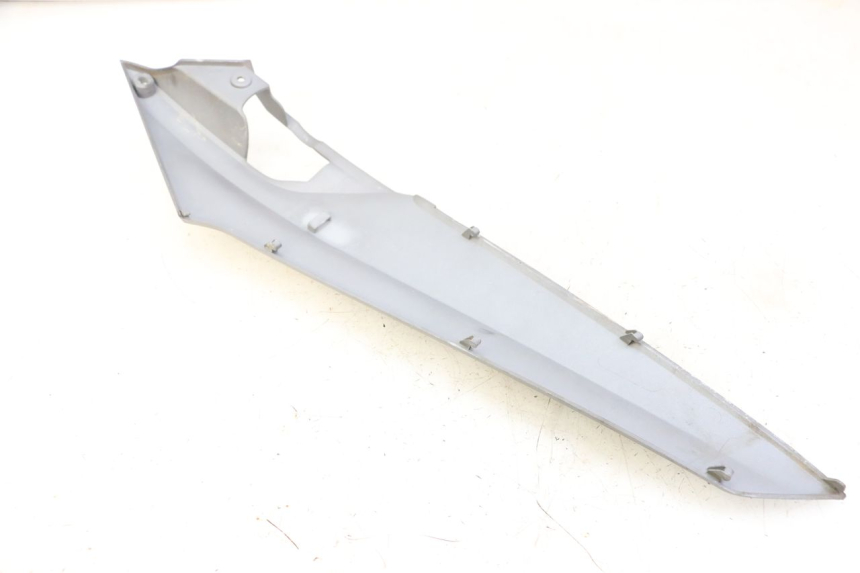 photo de TAMPA LATERAL DIREITA SOB O BANCO SYM JOYMAX 125 (2010 - 2017) - Detalhe da peça