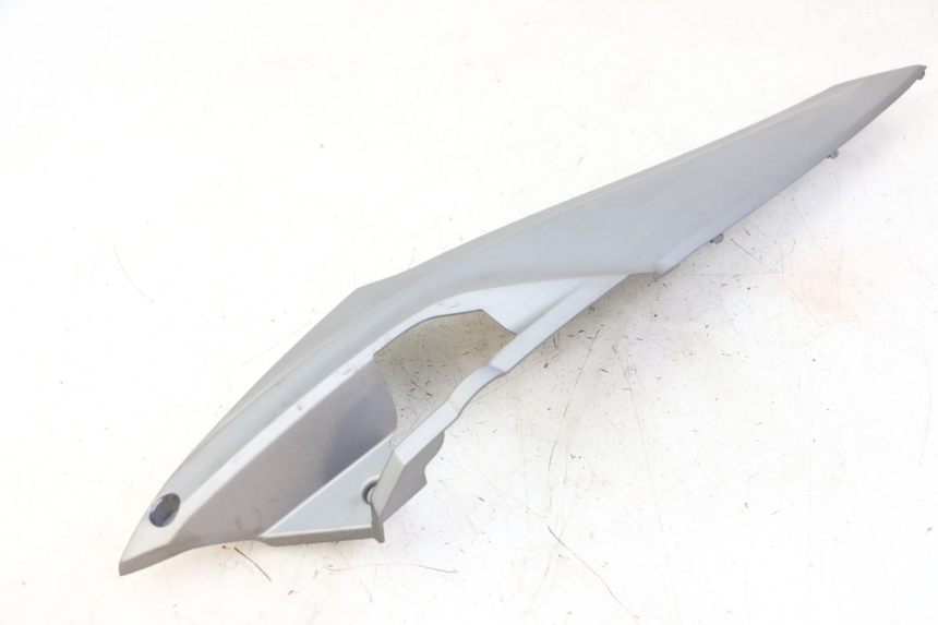 photo de TAMPA LATERAL DIREITA SOB O BANCO SYM JOYMAX 125 (2010 - 2017) - Ampliação técnica