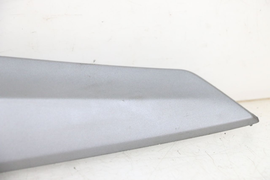 photo de TAMPA LATERAL DIREITA SOB O BANCO SYM JOYMAX 125 (2010 - 2017) - Estado da superfície