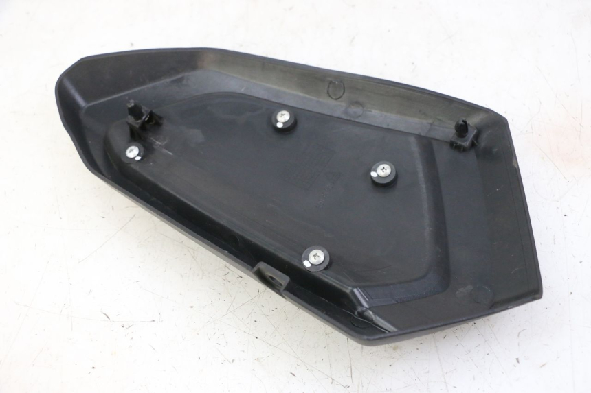 photo de TAMPA LATERAL DIREITA SOB O BANCO KEEWAY K-LIGHT KLIGHT 125 (2018 - 2025) - Detalhe da peça