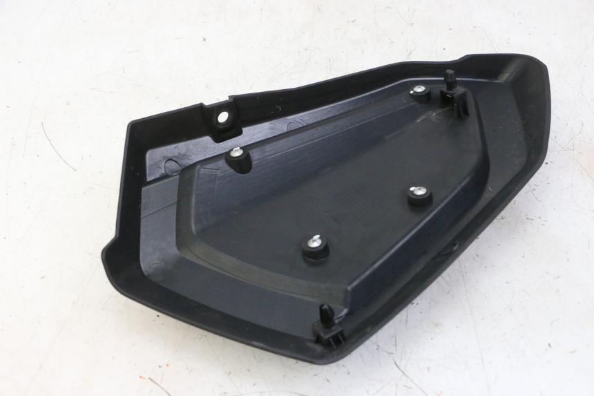 photo de TAMPA LATERAL DIREITA SOB O BANCO KEEWAY K-LIGHT KLIGHT 125 (2018 - 2025) - Zoom do estado de desgaste