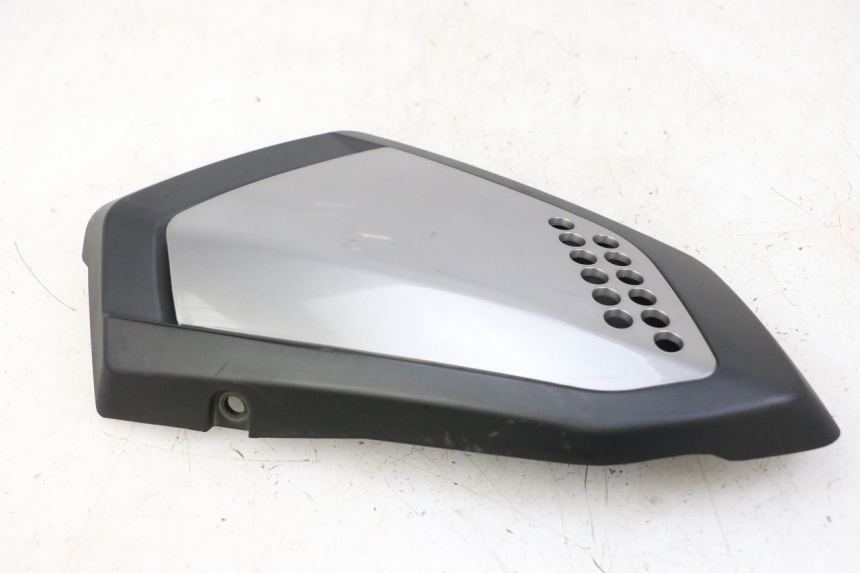 photo de TAMPA LATERAL DIREITA SOB O BANCO KEEWAY K-LIGHT KLIGHT 125 (2018 - 2025) - Ampliação técnica