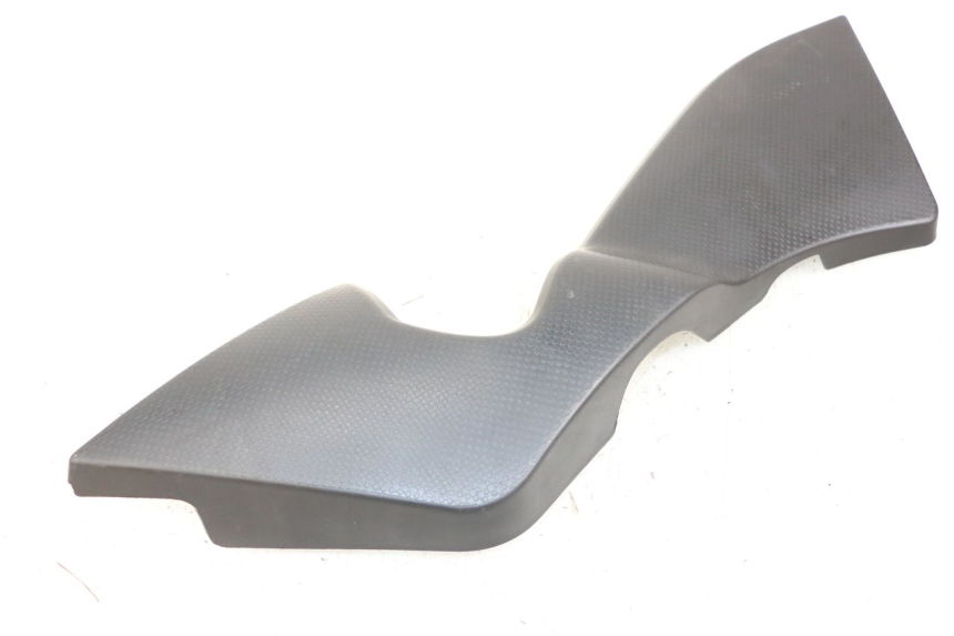 photo de TAMPA DEBAIXO DO BANCO DIREITA KYMCO K-PW K-PIPE 50 (2012 - 2017) - Detalhe da peça