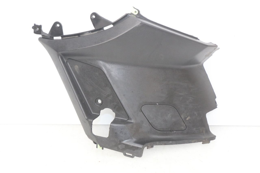 photo de TAMPA LATERAL DIREITA SOB O BANCO PEUGEOT KISBEE 2T 50 (2010 - 2017) - Detalhe da peça