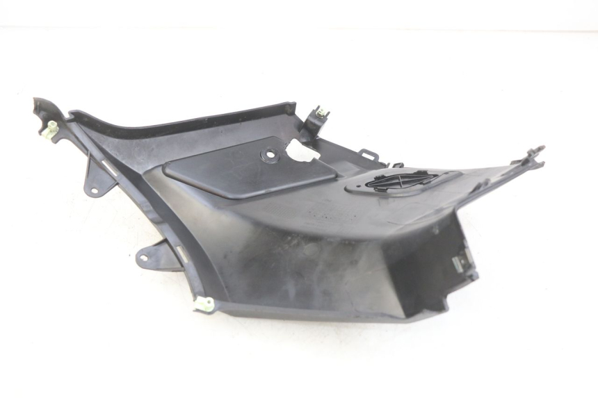 photo de TAMPA LATERAL DIREITA SOB O BANCO PEUGEOT KISBEE 2T 50 (2010 - 2017) - Detalhe da peça
