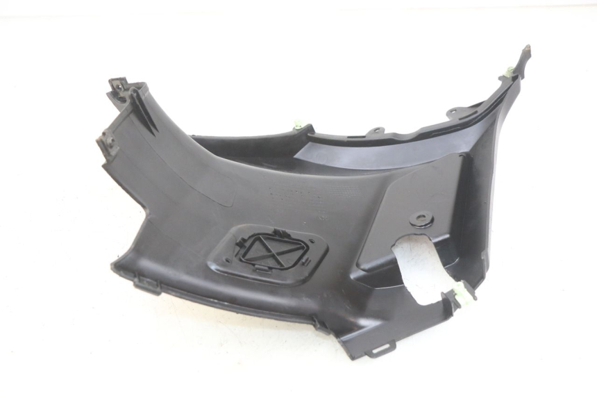 photo de TAMPA LATERAL DIREITA SOB O BANCO PEUGEOT KISBEE 2T 50 (2010 - 2017) - Zoom do estado de desgaste