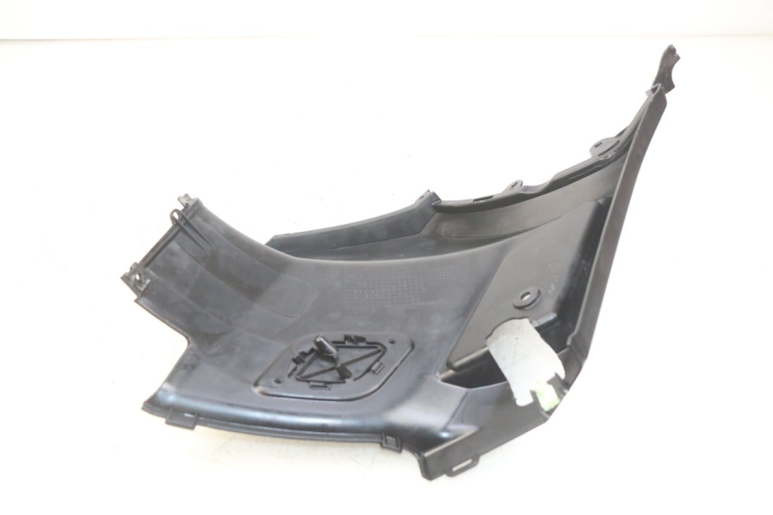 photo de TAMPA LATERAL DIREITA SOB O BANCO PEUGEOT KISBEE 2T 50 (2010 - 2017) - Detalhe da peça