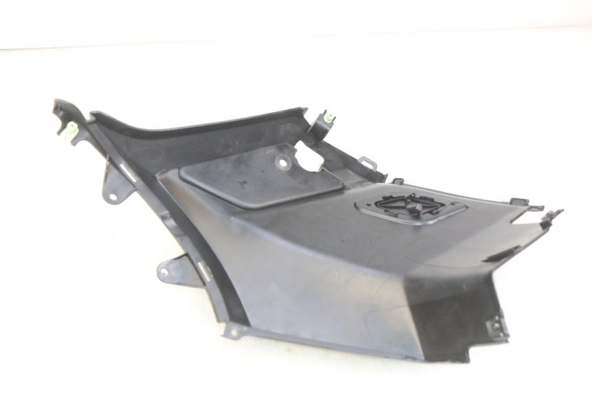 photo de TAMPA LATERAL DIREITA SOB O BANCO PEUGEOT KISBEE 2T 50 (2010 - 2017) - Zoom do estado de desgaste