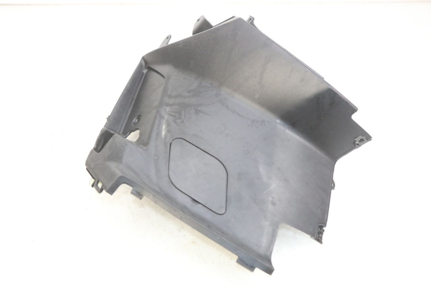 photo de TAMPA LATERAL DIREITA SOB O BANCO PEUGEOT KISBEE 2T 50 (2010 - 2017) - Ampliação técnica