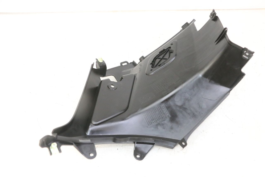 photo de TAMPA LATERAL DIREITA SOB O BANCO PEUGEOT KISBEE 2T 50 (2018 - 2022) - Detalhe da peça