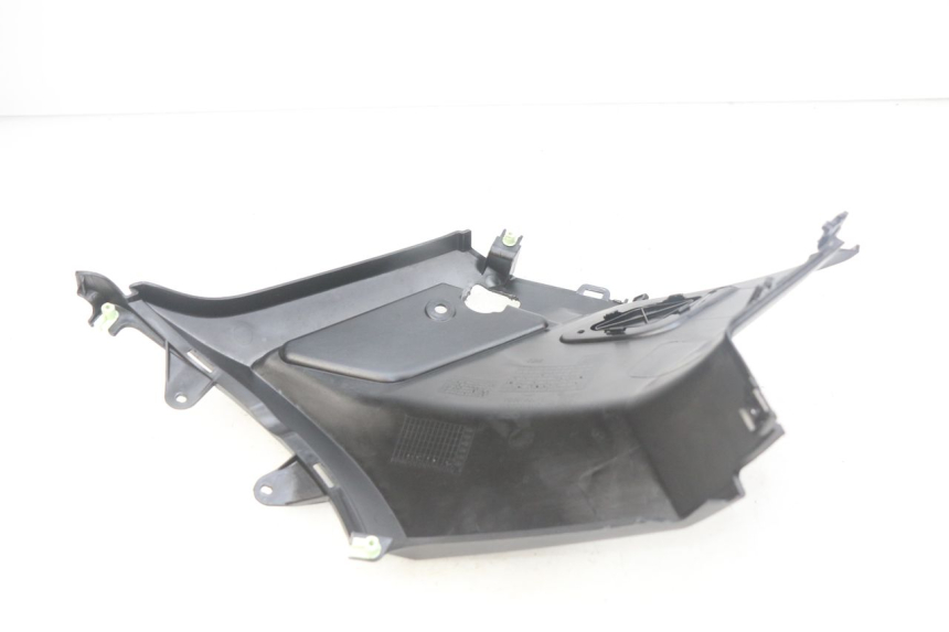 photo de TAMPA LATERAL DIREITA SOB O BANCO PEUGEOT KISBEE 4T 50 (2018 - 2022) - Detalhe da peça