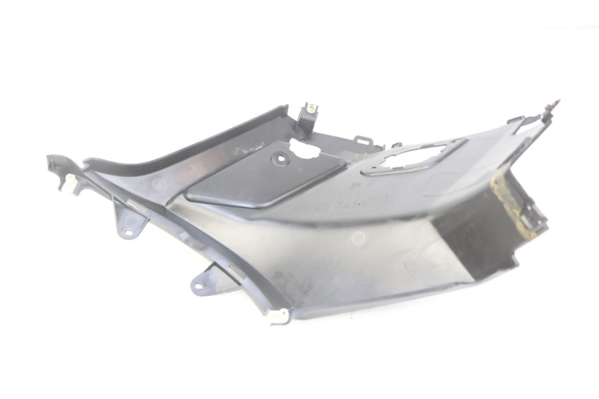 photo de TAMPA LATERAL DIREITA SOB O BANCO PEUGEOT KISBEE 4T 50 (2018 - 2022) - Detalhe da peça