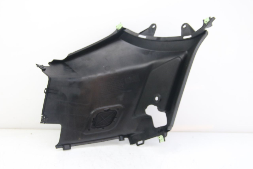 photo de TAMPA LATERAL DIREITA SOB O BANCO PEUGEOT KISBEE 4T 50 (2018 - 2022) - Detalhe da peça