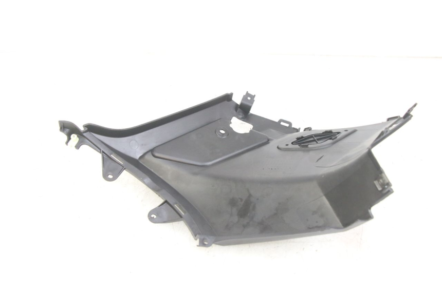 photo de TAMPA LATERAL DIREITA SOB O BANCO PEUGEOT KISBEE 4T 50 (2010 - 2017) - Detalhe da peça