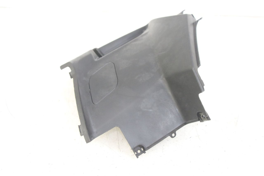photo de TAMPA LATERAL DIREITA SOB O BANCO PEUGEOT KISBEE 4T 50 (2010 - 2017) - Outro ângulo de visão
