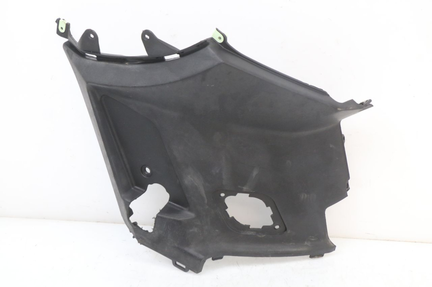 photo de TAMPA LATERAL DIREITA SOB O BANCO PEUGEOT KISBEE 4T 50 (2018 - 2022) - Detalhe da peça