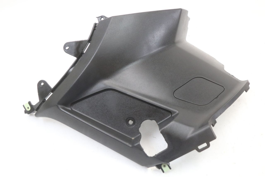 photo de TAMPA LATERAL DIREITA SOB O BANCO PEUGEOT KISBEE 4T 50 (2010 - 2017) - Detalhe da peça