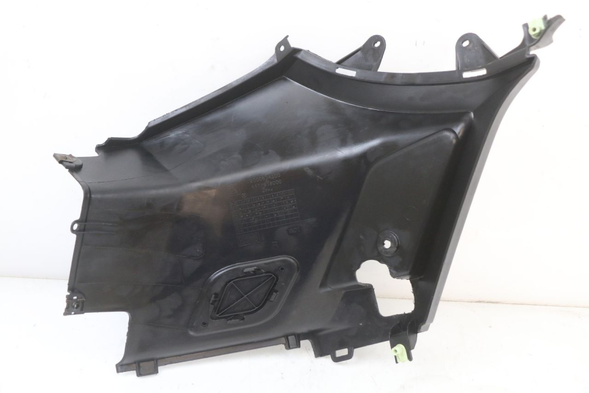 photo de TAMPA LATERAL DIREITA SOB O BANCO PEUGEOT KISBEE 4T 50 (2010 - 2017) - Zoom do estado de desgaste
