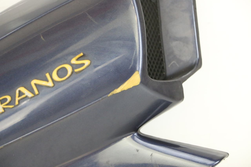 photo de TAMPA LATERAL DIREITA SOB O BANCO RENAULT KOURANOS 125 (2001 - 2004) - Detalhe da peça