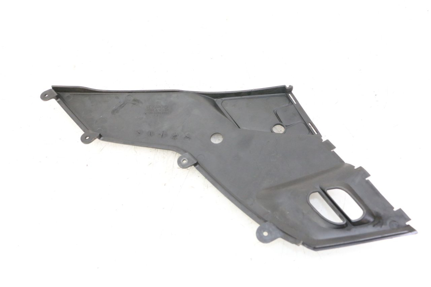 photo de TAMPA LATERAL DIREITA SOB O BANCO KYMCO PEOPLE S 125 (2000 - 2008) - Detalhe da peça