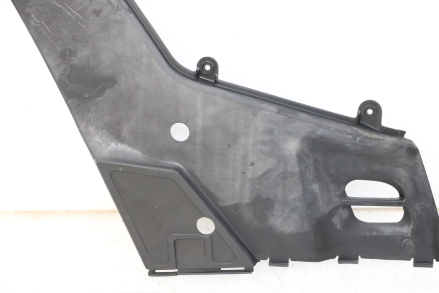 photo de TAMPA LATERAL DIREITA SOB O BANCO KYMCO PEOPLE S 125 (2000 - 2008) - Ampliação técnica