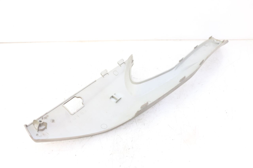 photo de TAMPA LATERAL DIREITA SOB O BANCO KYMCO XCITING 500 (2007 - 2010) - Detalhe da peça