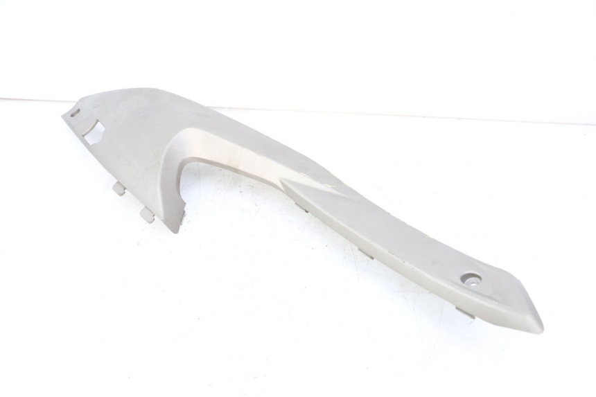 photo de TAMPA LATERAL DIREITA SOB O BANCO KYMCO XCITING 500 (2007 - 2010) - Pontos de fixação
