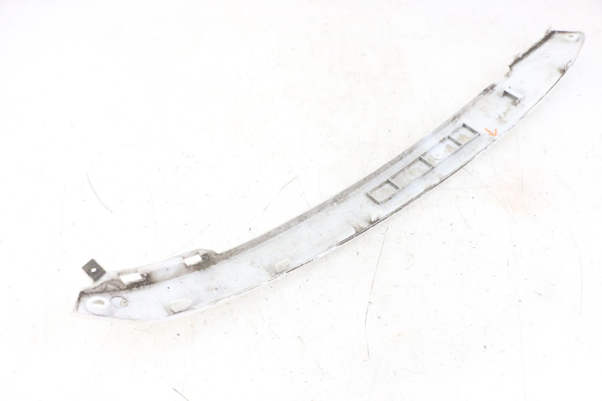 photo de TAMPA LATERAL DIREITA SOB O BANCO KYMCO LIKE 125 (2009 - 2016) - Pontos de fixação