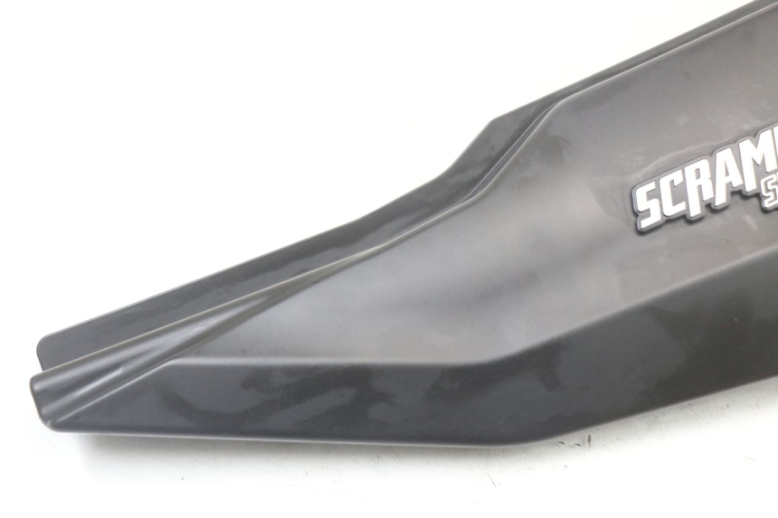 photo de TAMPA LATERAL DIREITA SOB O BANCO MASAI SCRAMBLER SPORT 125 (2021 - 2025) - Detalhe da peça